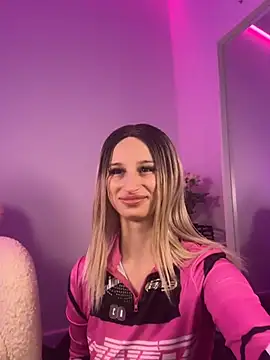 ScarletFlameee online show from 04-19-26, 05:52