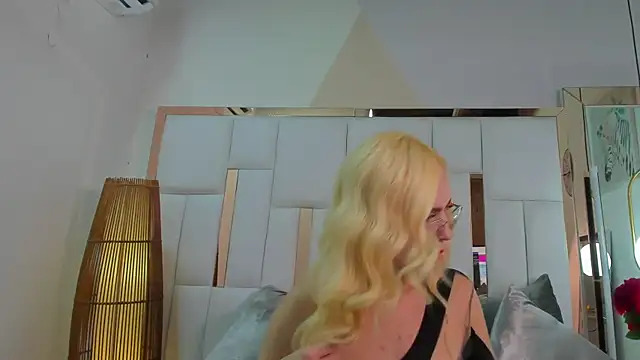 Snapshot of belinda_dulce chatting on 05-16-26, 01:15 belinda dulce online show from 05-16-26, 01:15
