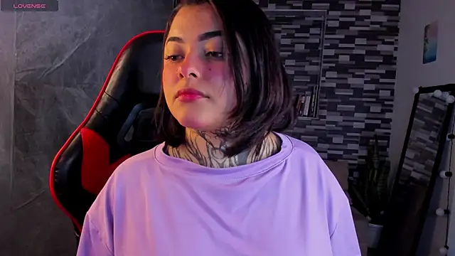 Snapshot of Sophiia_cherry chatting on 04-19-26, 06:10 Sophiia cherry online show from 04-19-26, 06:10