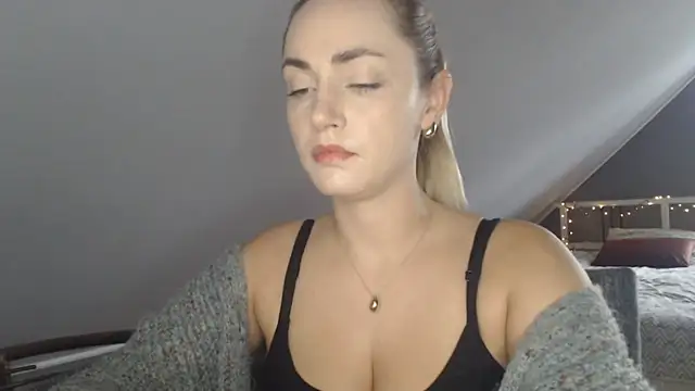 Snapshot of ScarlettSensitive chatting on 07-21-26, 06:15 ScarlettSensitive online show from 07-21-26, 06:15