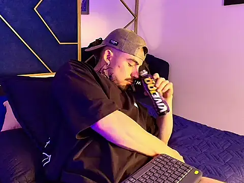 Dallas Whitee online show from 03-19-26, 06:52