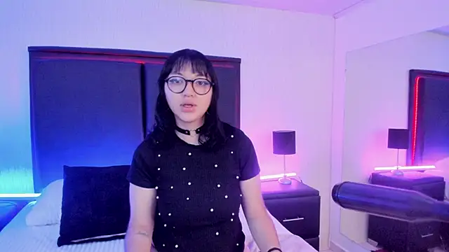 Snapshot of LilithBluum chatting on 06-19-26, 11:27 LilithBluum online show from 06-19-26, 11:27