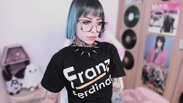 shes creepy online show from 04-01-26, 10:16