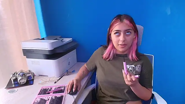 PinkyyPieee  online show from 04-08-26, 03:02