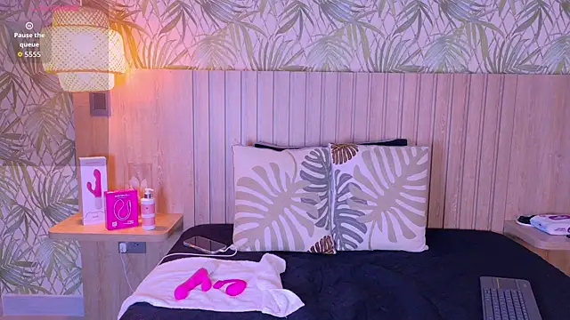 EmmaCollins01 online show from 04-25-26, 11:57