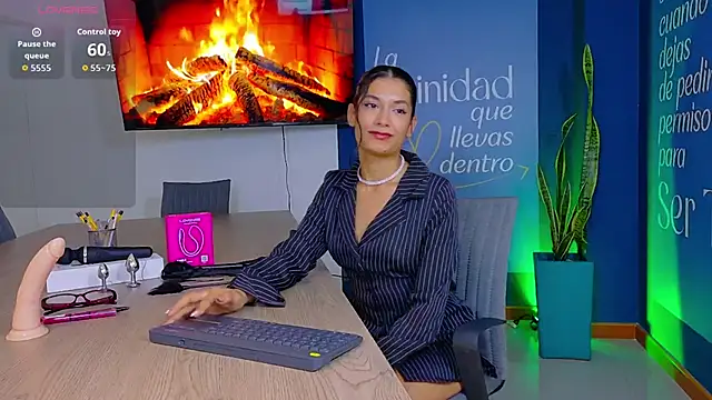 EmmaCollins01 online show from 04-08-26, 01:23