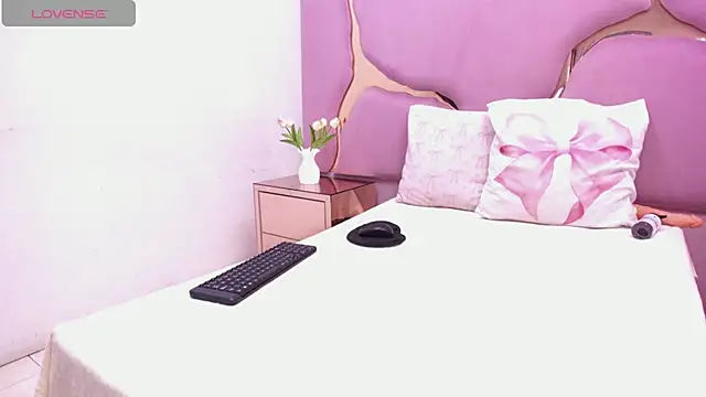 LaurendPink online show from 04-07-26, 01:57