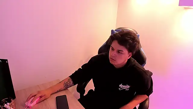 Melody and Max online show from 04-16-26, 02:56