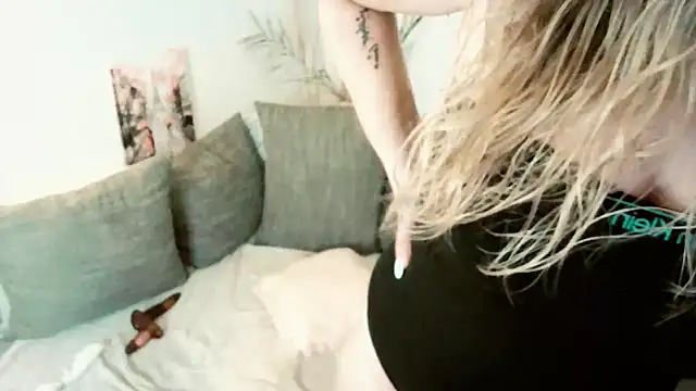 Snapshot of MissPuschel chatting on 06-17-26, 02:55 MissPuschel online show from 06-17-26, 02:55