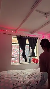 sylphiee  online show from 04-05-26, 07:09