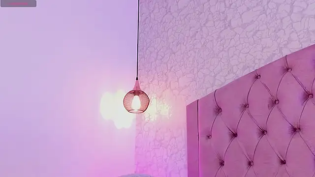 saraa joness  online show from 04-19-26, 05:03