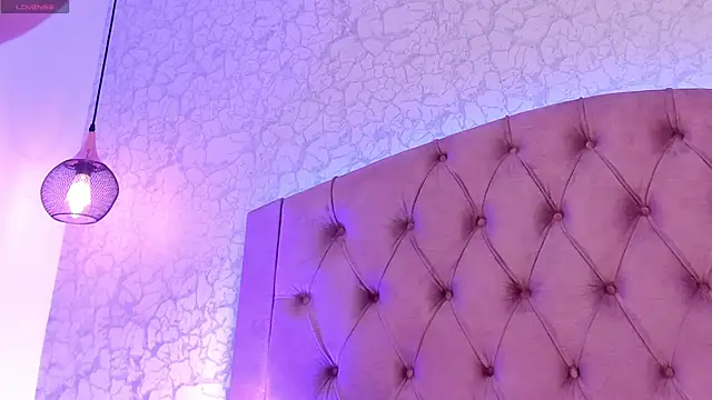 saraa joness  online show from 05-18-26, 05:51