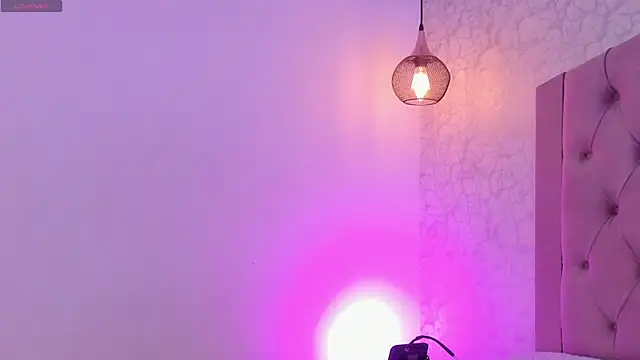 saraa joness  online show from 04-29-26, 06:36