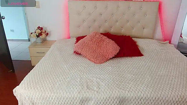 estrella hank online show from 04-12-26, 08:12