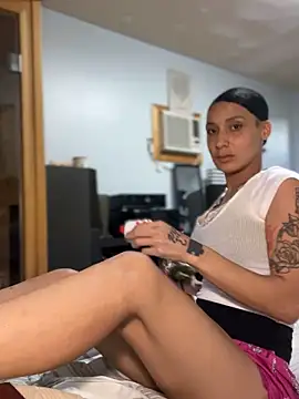 Snapshot of FerrariFrench chatting on 10-08-25, 03:52 FerrariFrench online show from 10-08-25, 03:52