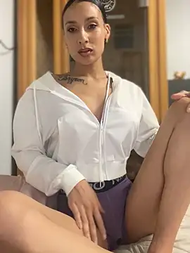 Snapshot of FerrariFrench chatting on 09-28-25, 05:58 FerrariFrench online show from 09-28-25, 05:58