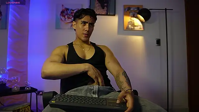 Snapshot of Tayler_Cross_ chatting on 03-14-26, 12:44 Tayler Cross online show from 03-14-26, 12:44