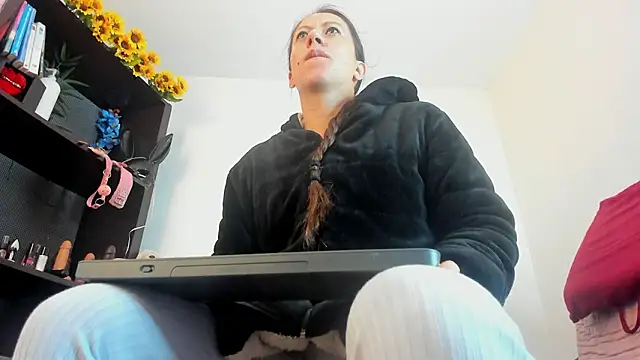 ItsAmara online show from 03-25-26, 01:32