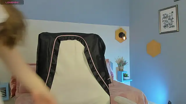 camille eyes online show from 04-22-26, 01:40