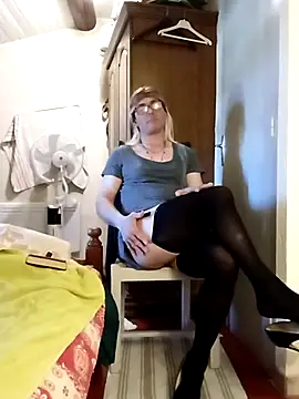 stephie83 online show from 04-01-26, 03:42