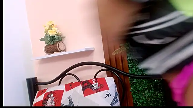 hotlatinaluna23 online show from 04-22-26, 03:24