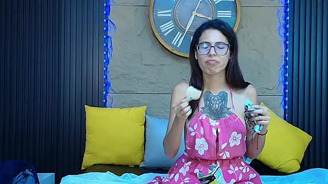 Emily Lopera online show from 06-17-26, 12:00