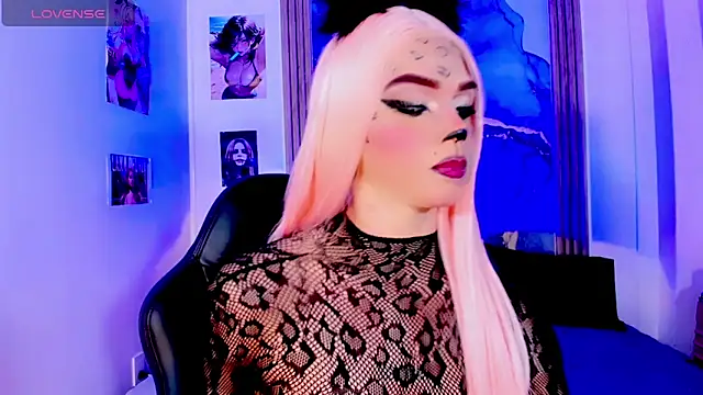 Snapshot of blonde_queen- chatting on 06-19-26, 03:34 blonde queen- online show from 06-19-26, 03:34