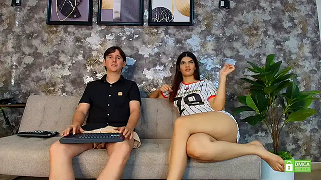 Snapshot of Mariana_and_Ronny chatting on 06-22-26, 04:53 Mariana and Ronny online show from 06-22-26, 04:53
