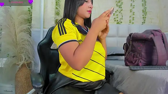 Snapshot of AlondraSoomer chatting on 06-18-26, 05:17 AlondraSoomer online show from 06-18-26, 05:17