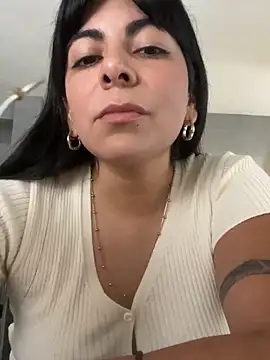 Snapshot of hey_cattt chatting on 03-27-26, 02:51 hey cattt online show from 03-27-26, 02:51