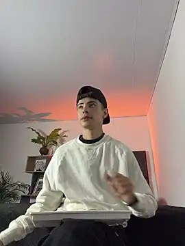 Snapshot of SebastianReed_ chatting on 05-12-26, 10:38 SebastianReed online show from 05-12-26, 10:38