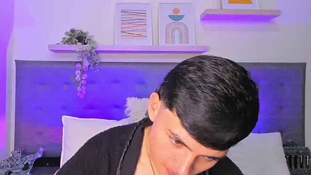 Andrew restrepoo online show from 05-27-26, 03:52