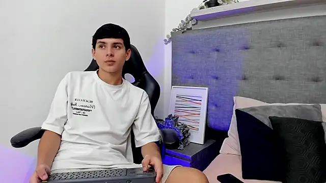 Andrew restrepoo online show from 03-19-26, 02:50