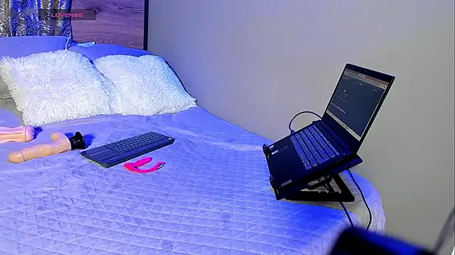 Snapshot of Enzoo98_ chatting on 03-15-26, 01:12 Enzoo98 online show from 03-15-26, 01:12