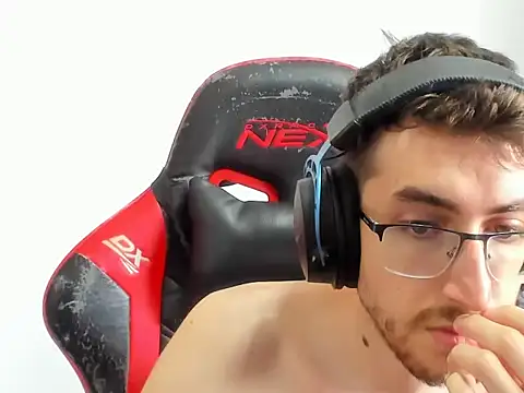 Snapshot of 4rthurTV chatting on 03-15-26, 04:03 4rthurTV online show from 03-15-26, 04:03