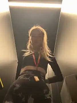 Snapshot of Lady_Mia69 chatting on 03-21-26, 04:00 Lady Mia69 online show from 03-21-26, 04:00