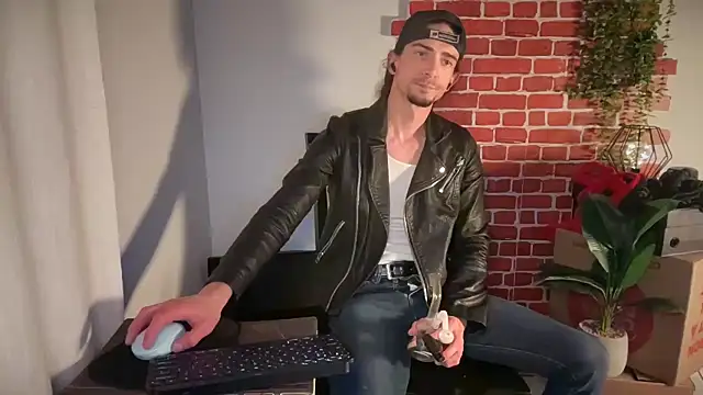 Snapshot of DylanBrook chatting on 04-25-26, 02:47 DylanBrook online show from 04-25-26, 02:47