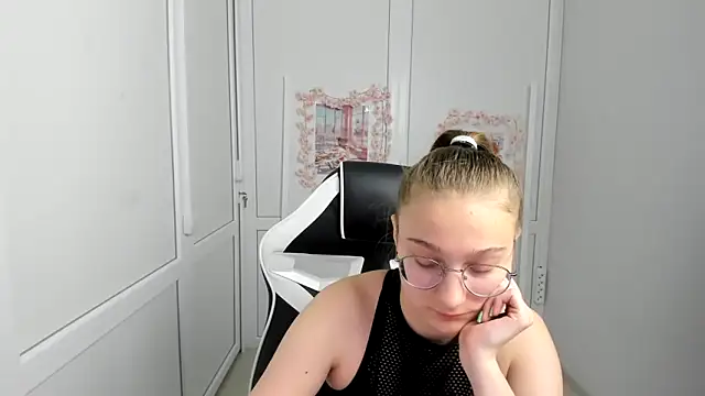Mia kristal online show from 06-07-26, 07:35