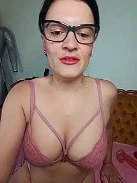 Evamilfhungary online show from 06-15-26, 08:14