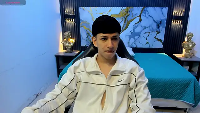 Snapshot of AdrianFranko chatting on 06-19-26, 01:28 AdrianFranko online show from 06-19-26, 01:28