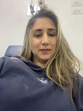 VictoriaWhitmore online show from 04-30-26, 03:02