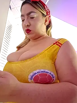 Snapshot of laurabassii chatting on 05-15-26, 03:37 laurabassii online show from 05-15-26, 03:37