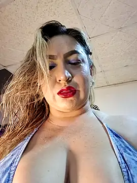 Snapshot of laurabassii chatting on 04-16-26, 11:18 laurabassii online show from 04-16-26, 11:18