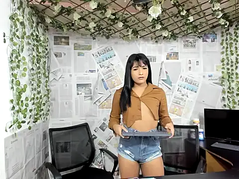Nahomi hot 77 online show from 06-18-26, 01:16