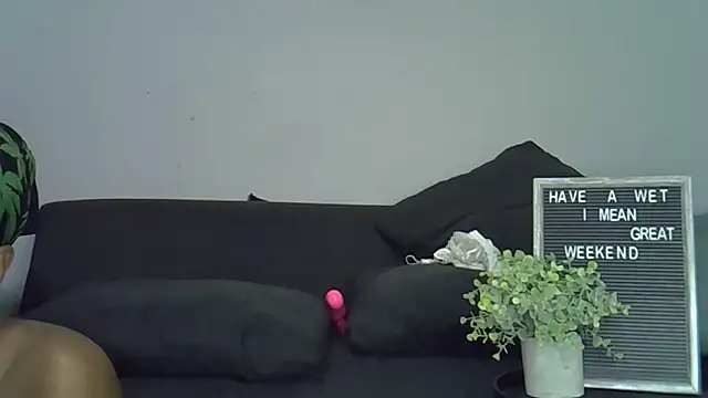 CurvySnowflakes online show from 04-24-26, 08:44