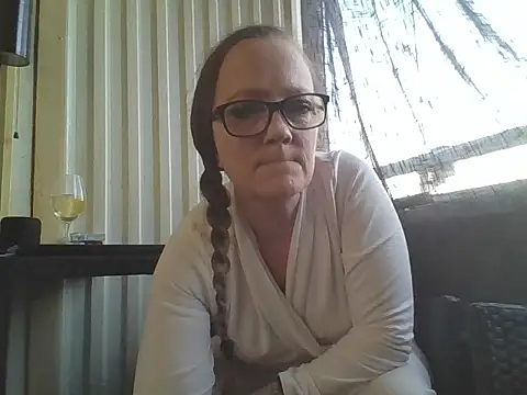 LizzieZ1975 online show from 05-04-26, 06:33