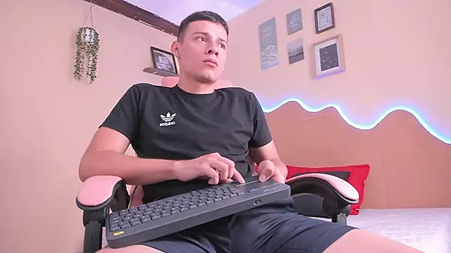 Adrian Lux  online show from 03-31-26, 08:33