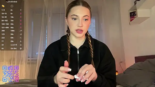 1Kellynaive online show from 04-05-26, 04:02