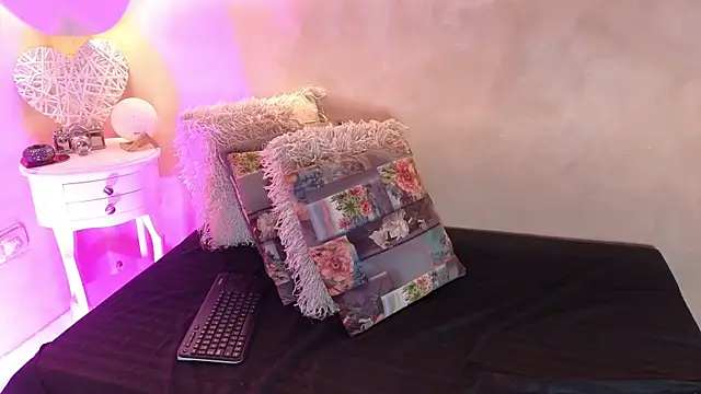 BellaRouxxx online show from 04-07-26, 12:18