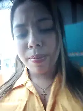 Snapshot of Yelii_ chatting on 05-15-26, 04:27 Yelii online show from 05-15-26, 04:27